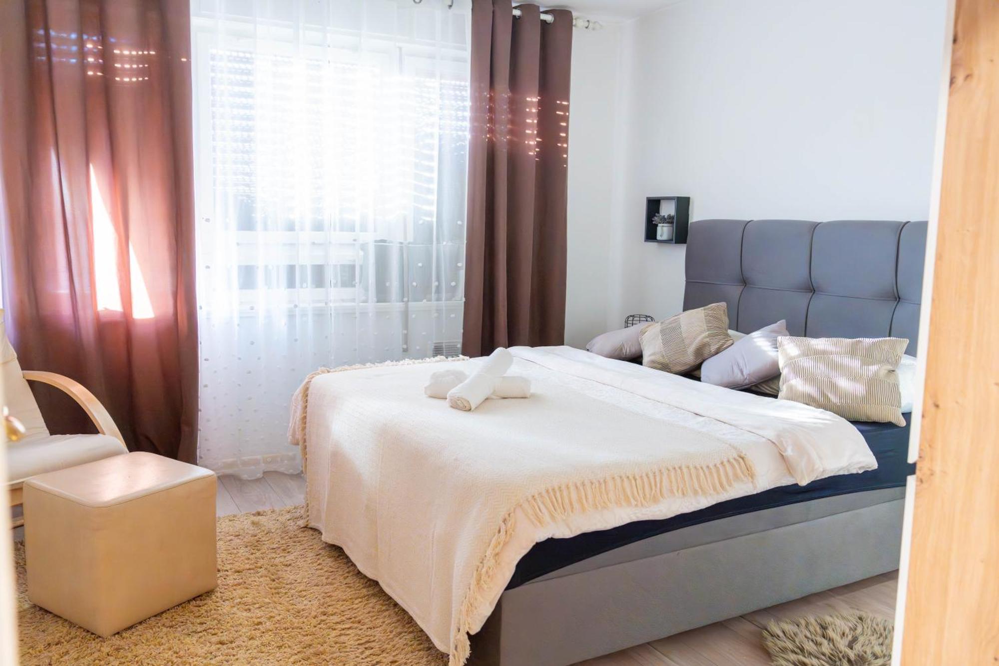 Apartman Lili Knin Buitenkant foto