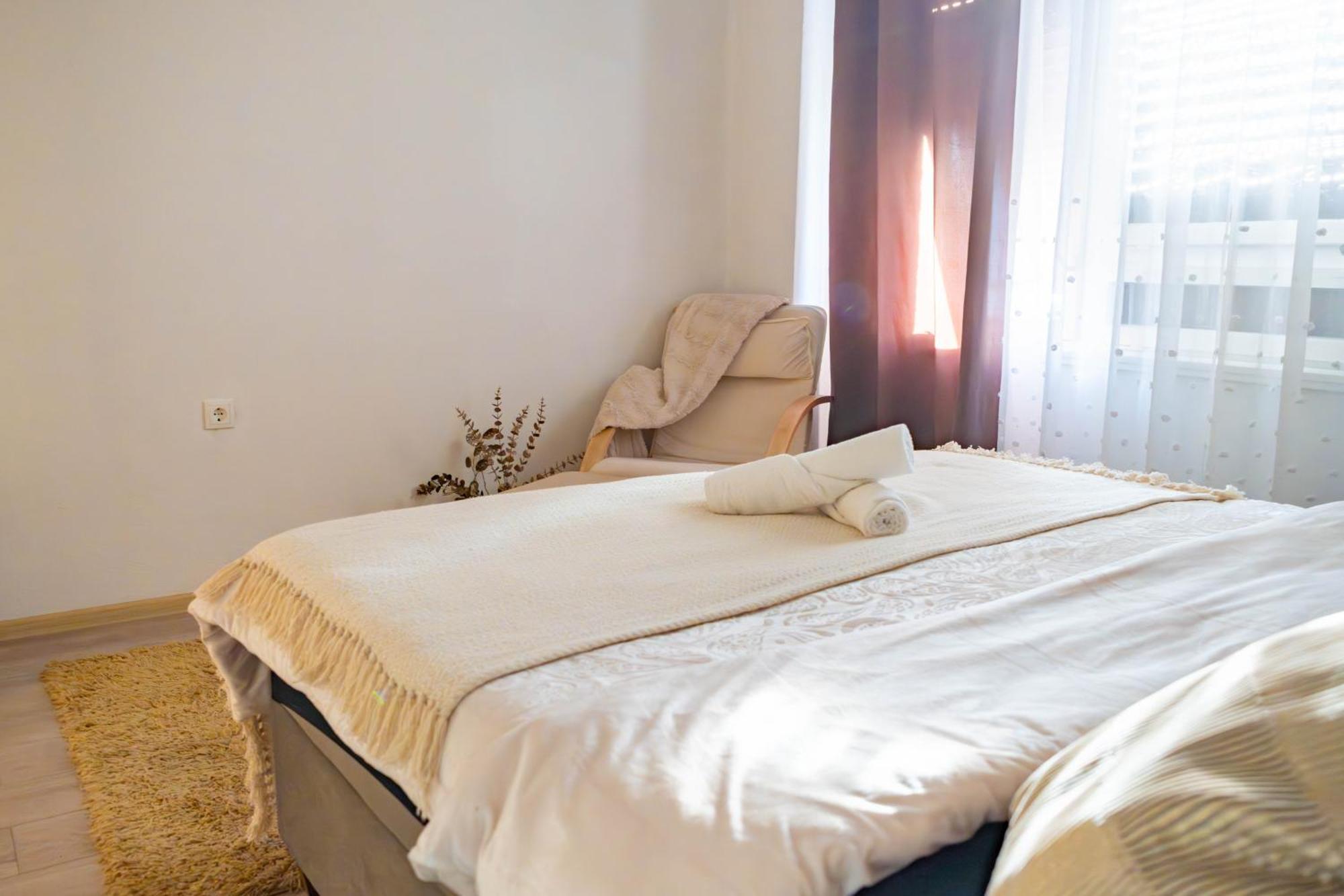Apartman Lili Knin Buitenkant foto