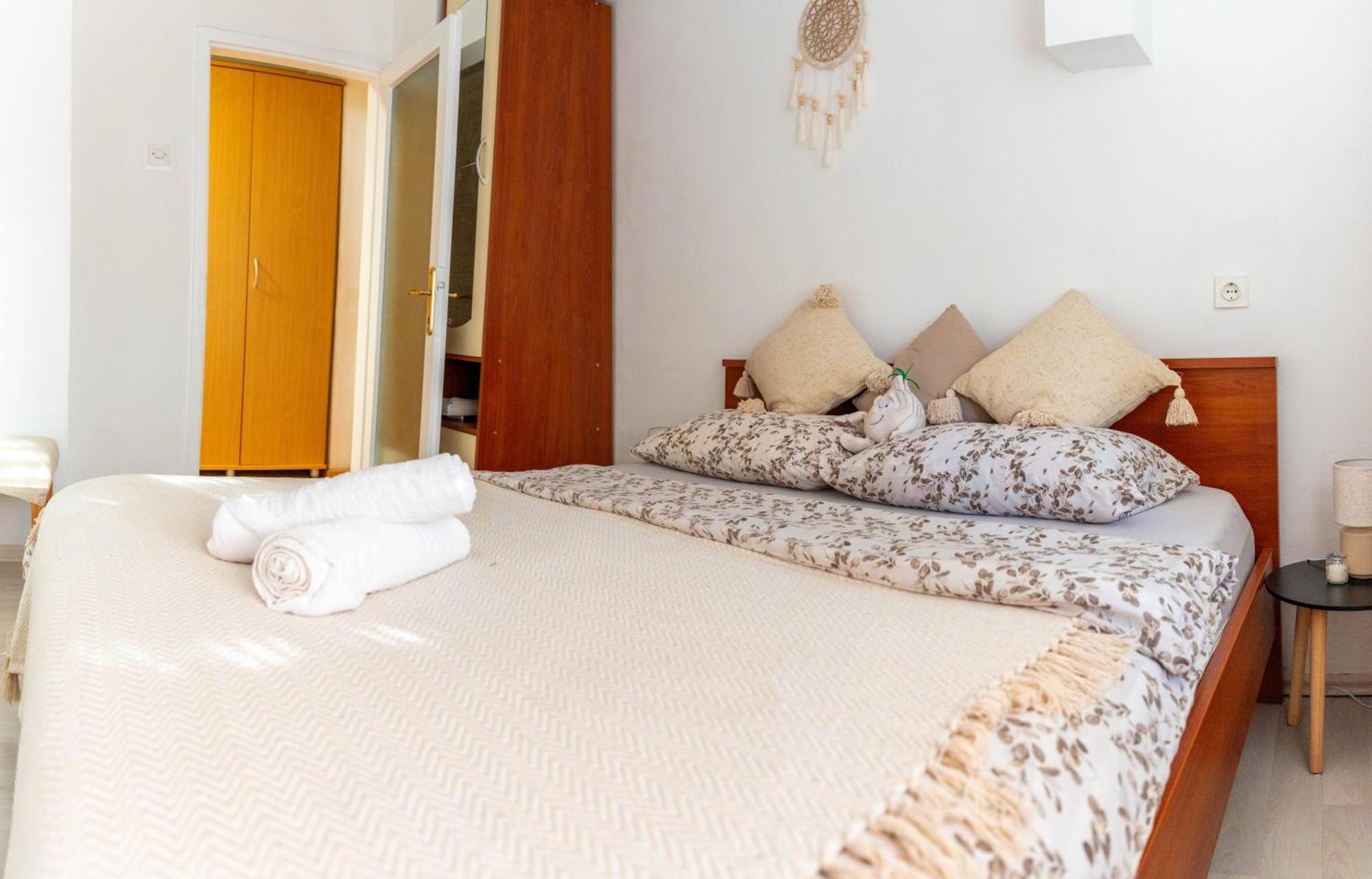 Apartman Lili Knin Buitenkant foto