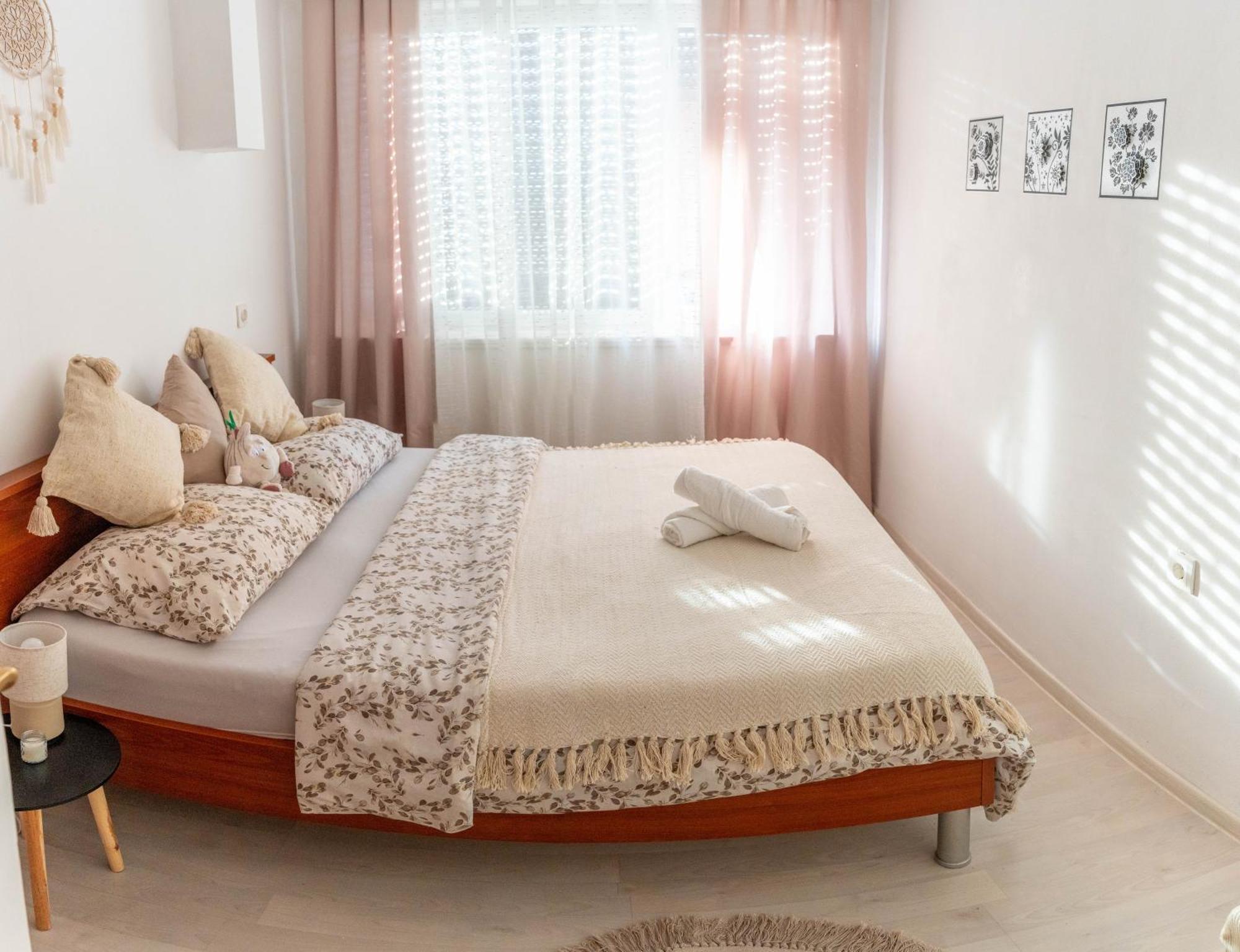 Apartman Lili Knin Buitenkant foto
