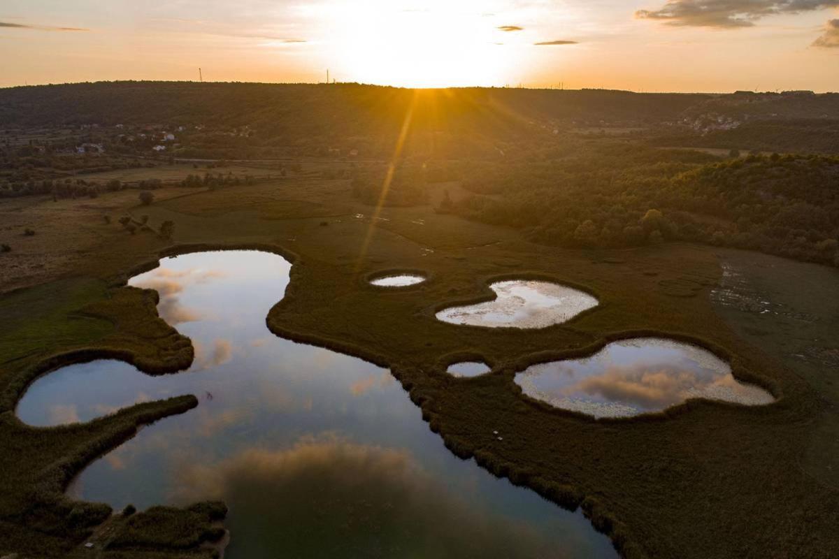 Apartman Lili Knin Buitenkant foto