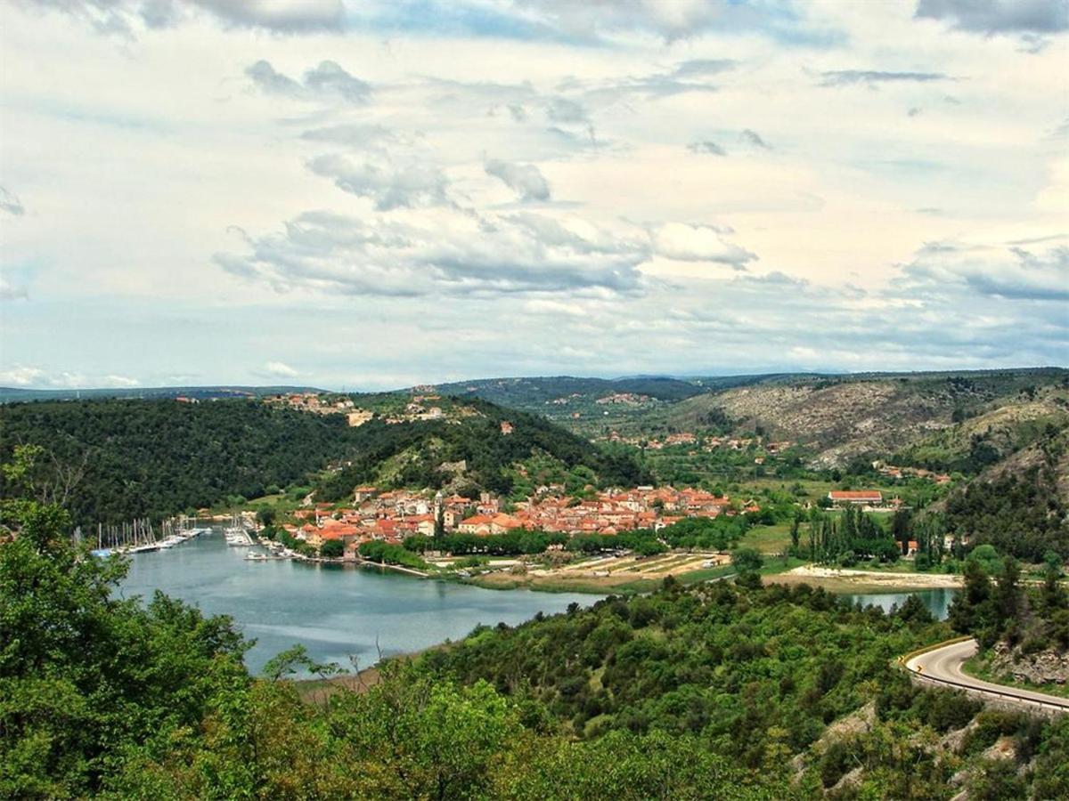 Apartman Lili Knin Buitenkant foto