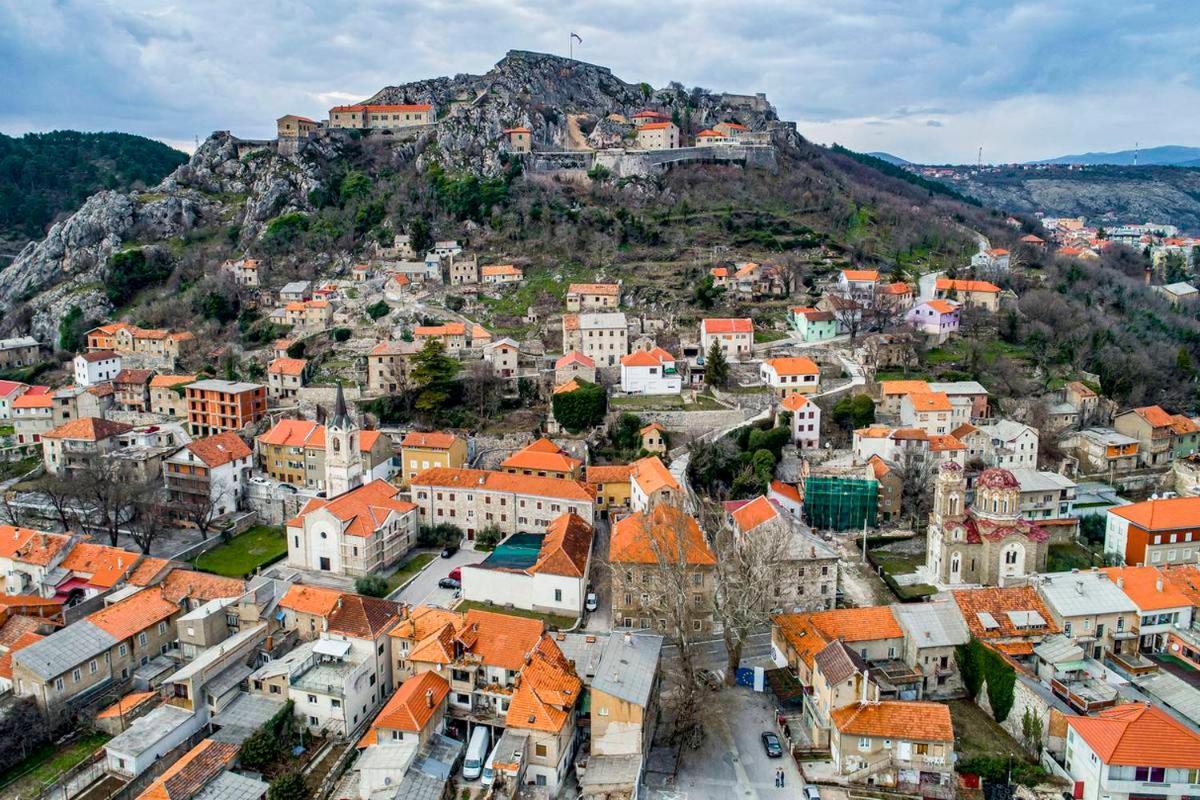 Apartman Lili Knin Buitenkant foto